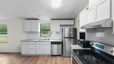 2359 Virginia St in Montgomery, TX - Building Photo - Building Photo