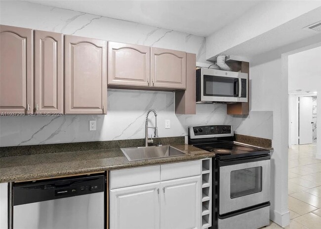 14013 SW 90th Ave in Miami, FL - Building Photo - Building Photo