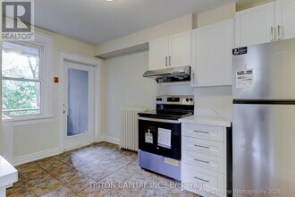 2387 Queen St E in Toronto, ON - Building Photo - Building Photo
