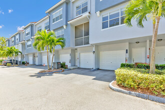 Windsor Castle - Townhomes in Coral Springs, FL - Building Photo - Building Photo