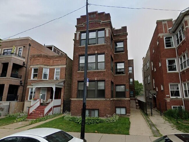 property at 1457 W Foster Ave