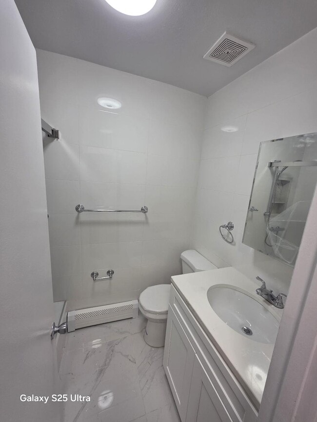 11031 72nd Dr, Unit 3 floor in Forest Hills, NY - Foto de edificio - Building Photo