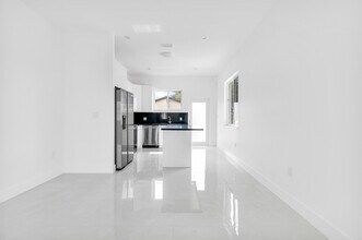 785 SW 7th Ave in Hallandale Beach, FL - Building Photo - Building Photo