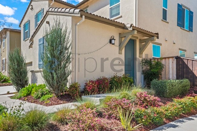 5545 Oberon Ave in Tracy, CA - Foto de edificio - Building Photo