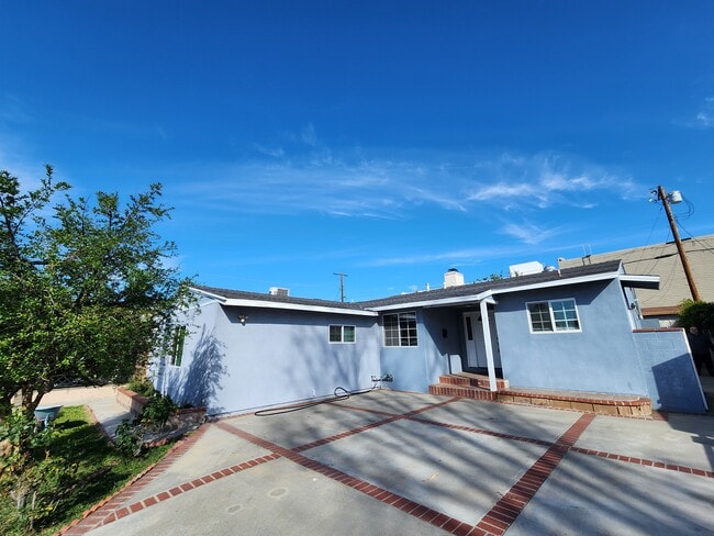 12549 Barbara Ann St in North Hollywood, CA - Foto de edificio - Building Photo