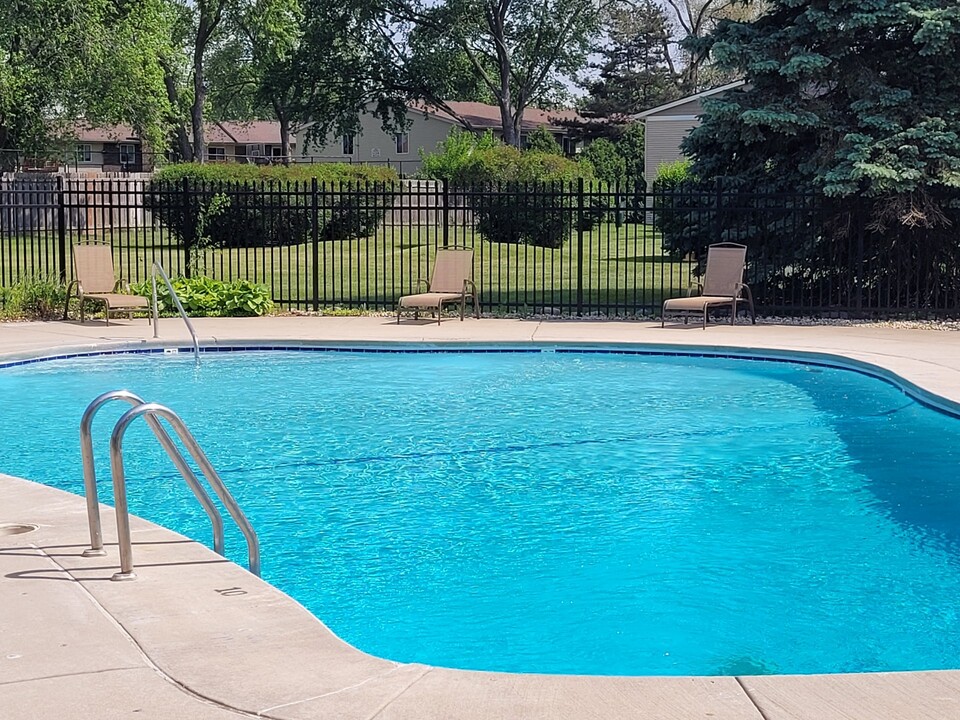 Light Road Apartments in Oswego, IL - Building Photo