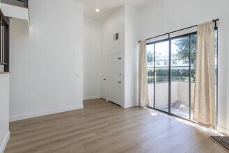 19230 Wyandotte St in Los Angeles, CA - Building Photo - Building Photo