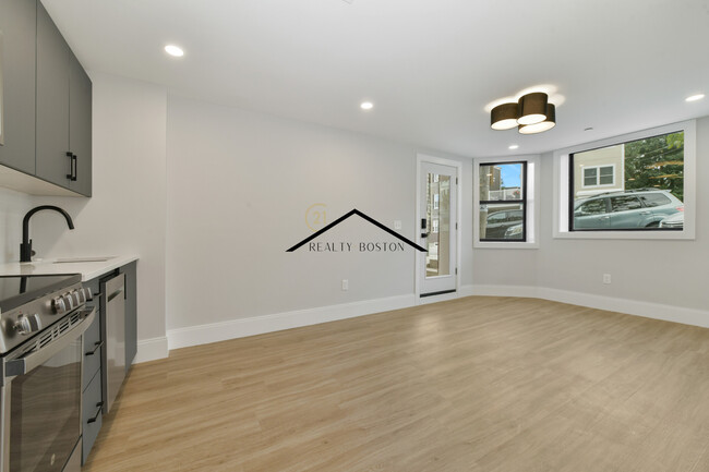 516 Sumner St, Unit 1 in Boston, MA - Building Photo - Building Photo