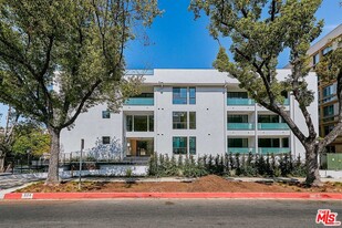 328 N Maple Dr in Beverly Hills, CA - Building Photo