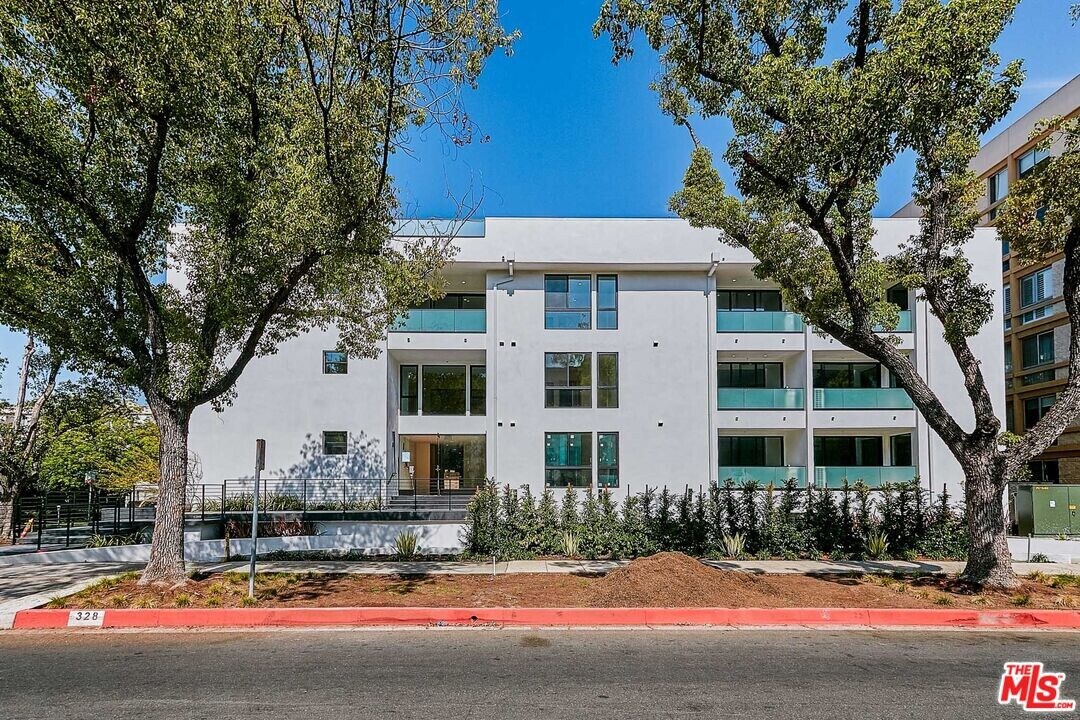 328 N Maple Dr in Beverly Hills, CA - Building Photo