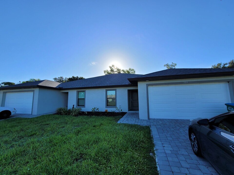 501 NE 25th Ave in Cape Coral, FL - Foto de edificio