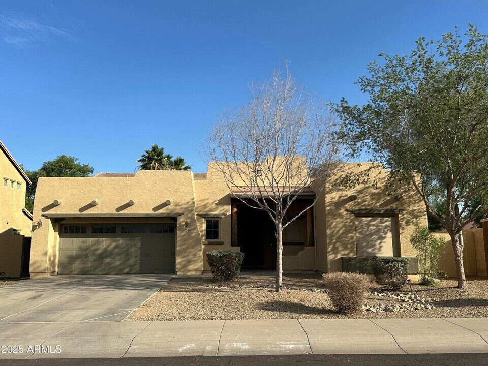 15589 W Campbell Ave in Goodyear, AZ - Building Photo