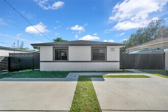 2490 NW 44th St in Miami, FL - Building Photo - Building Photo