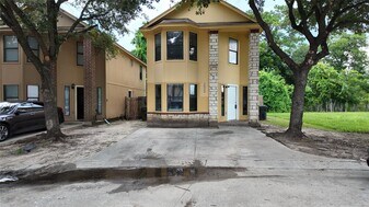 3032 La Estancia Ln in Houston, TX - Building Photo