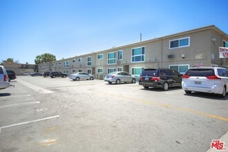 7350 Hazeltine Ave in Van Nuys, CA - Building Photo - Building Photo