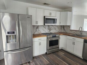 6143 Hester Ave in Ft. Myers, FL - Foto de edificio - Building Photo