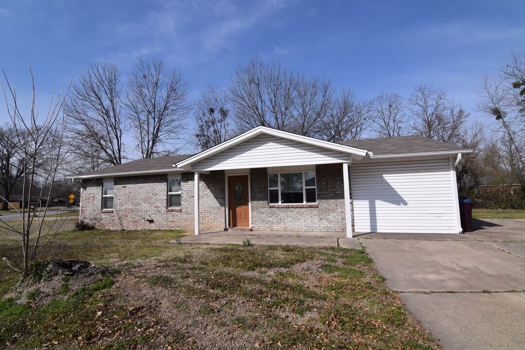 8320 S 35th Terrace in Fort Smith, AR - Building Photo
