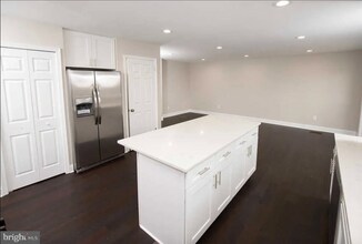 127 S Jordan St, Unit Downstairs Bedroom in Alexandria, VA - Foto de edificio - Building Photo
