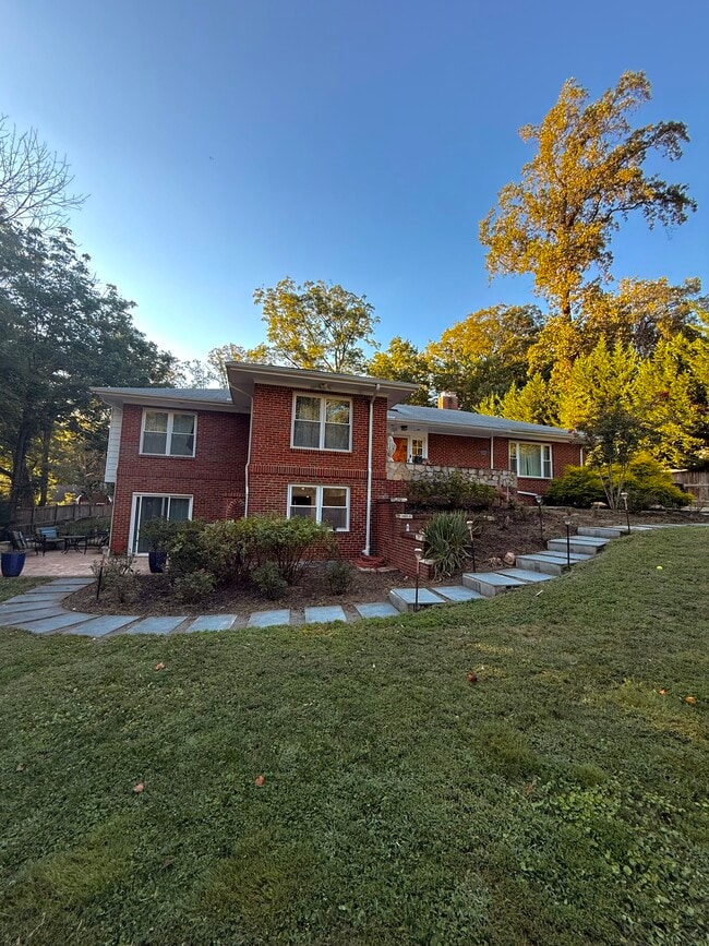 19 Thomas Dr, Unit Lower level