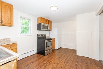 174 Mills Pond Rd in Saint James, NY - Building Photo - Building Photo