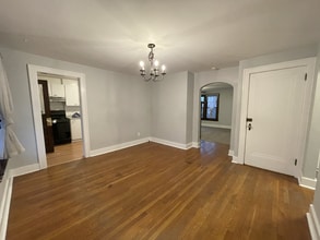 16 Maplewood Ave, Unit 16 in Crafton, PA - Foto de edificio - Building Photo