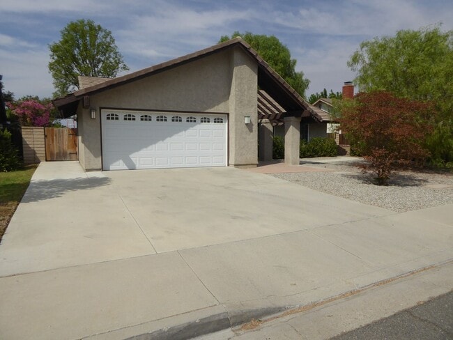 27445 Garza Dr
