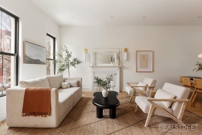 Stunning Brand New Townhouse for Rent in Bushwick! in Brooklyn, NY - Foto de edificio - Building Photo