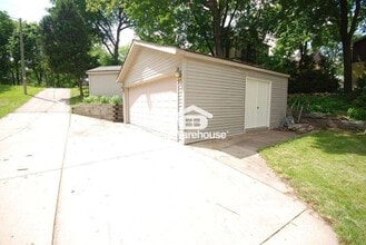 2310 N Lake Dr in Oconomowoc, WI - Building Photo - Building Photo