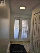 2 Orchard Heights Blvd in Aurora, ON - Building Photo - Building Photo