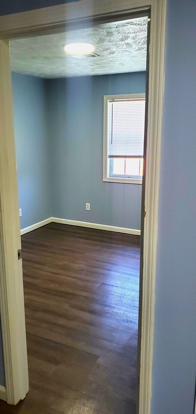 102 Lauderdale Dr, Unit 102 B in Glasgow, KY - Foto de edificio - Building Photo