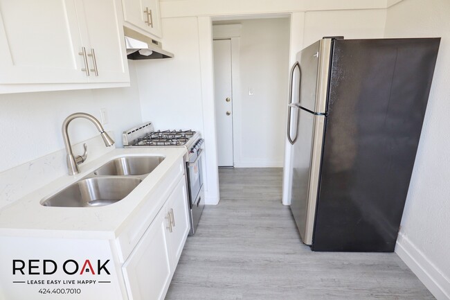 2255 W 14th St, Unit 203 in Los Angeles, CA - Building Photo - Building Photo