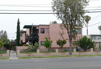 225 E Orangewood Ave in Anaheim, CA - Building Photo - Building Photo