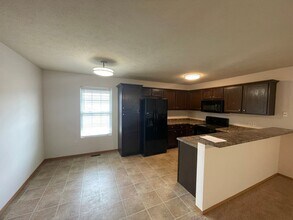 5568 W Longleaf Dr in Springfield, MO - Building Photo - Building Photo