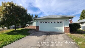 1746 Dove Ln in Medford, OR - Building Photo
