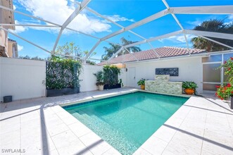 3504 Islandwalk Cir in Naples, FL - Foto de edificio - Building Photo