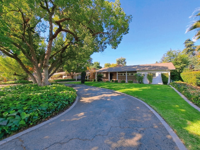 property at 942 S Park Cir Dr