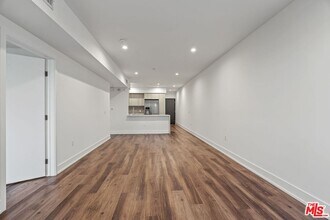 129 S Kings Rd in Los Angeles, CA - Building Photo - Building Photo