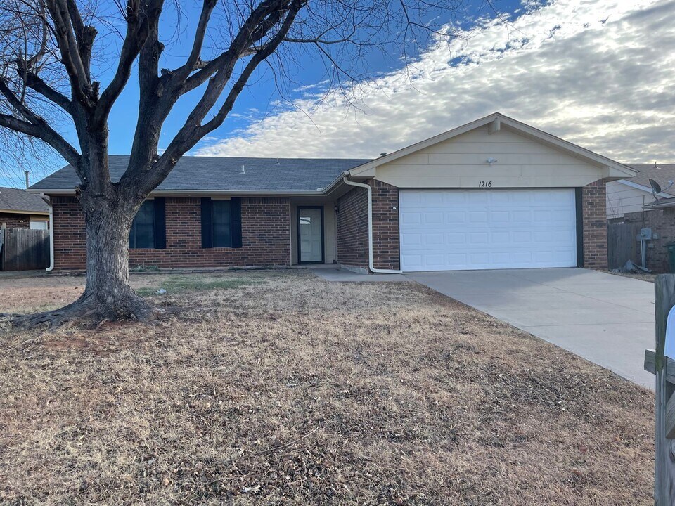 1216 Edinburg Dr in Yukon, OK - Building Photo