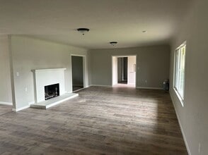 1724 McKinley Ave in Hanford, CA - Building Photo - Building Photo