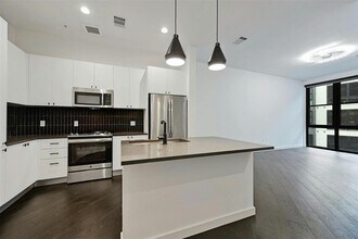 800 Embassy Dr in Austin, TX - Foto de edificio - Building Photo