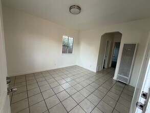 2042 Martin Luther King Jr Ave, Unit 4 in Long Beach, CA - Building Photo - Building Photo