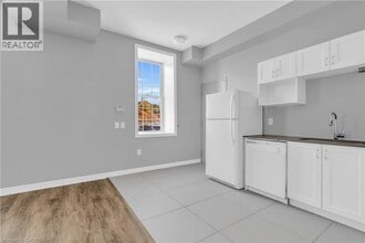 58 Beverly St in Cambridge, ON - Building Photo - Building Photo