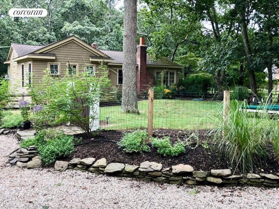 4 Deer Ln in East Hampton, NY - Building Photo