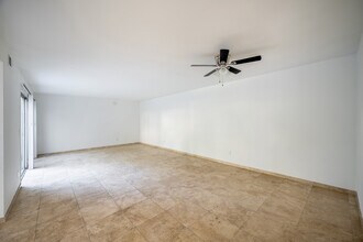 18504 Mayall St, Unit H in Northridge, CA - Foto de edificio - Building Photo