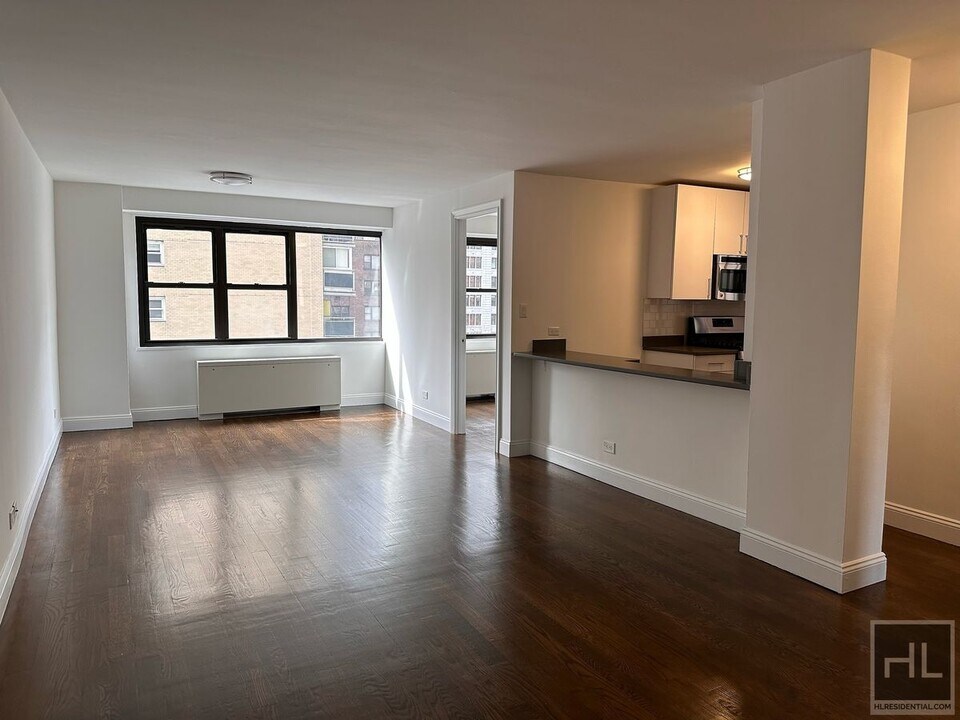 E 16 ST in New York, NY - Building Photo