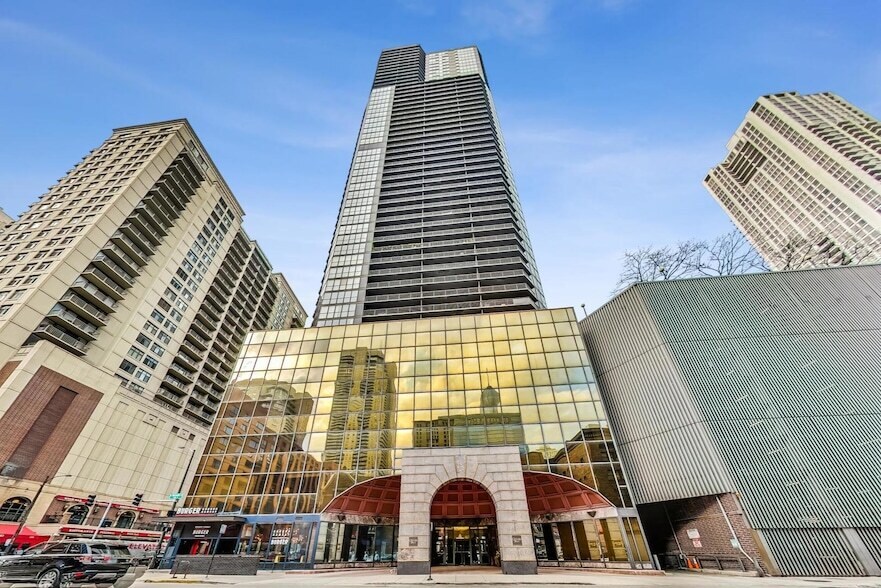 10 E Ontario St, Unit 5104 in Chicago, IL - Building Photo