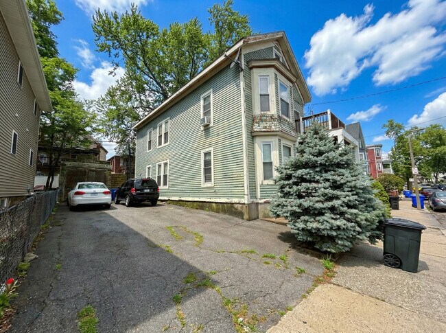 44 Tuttle St, Unit 1 in Boston, MA - Foto de edificio - Building Photo