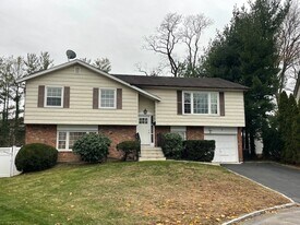 18 William St, Unit 2 in Glen Cove, NY - Building Photo