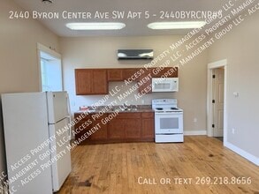 2440 Byron Center Ave SW in Wyoming, MI - Building Photo - Building Photo