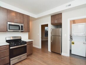 3409 W Fullerton Ave, Unit 2 in Chicago, IL - Foto de edificio - Building Photo